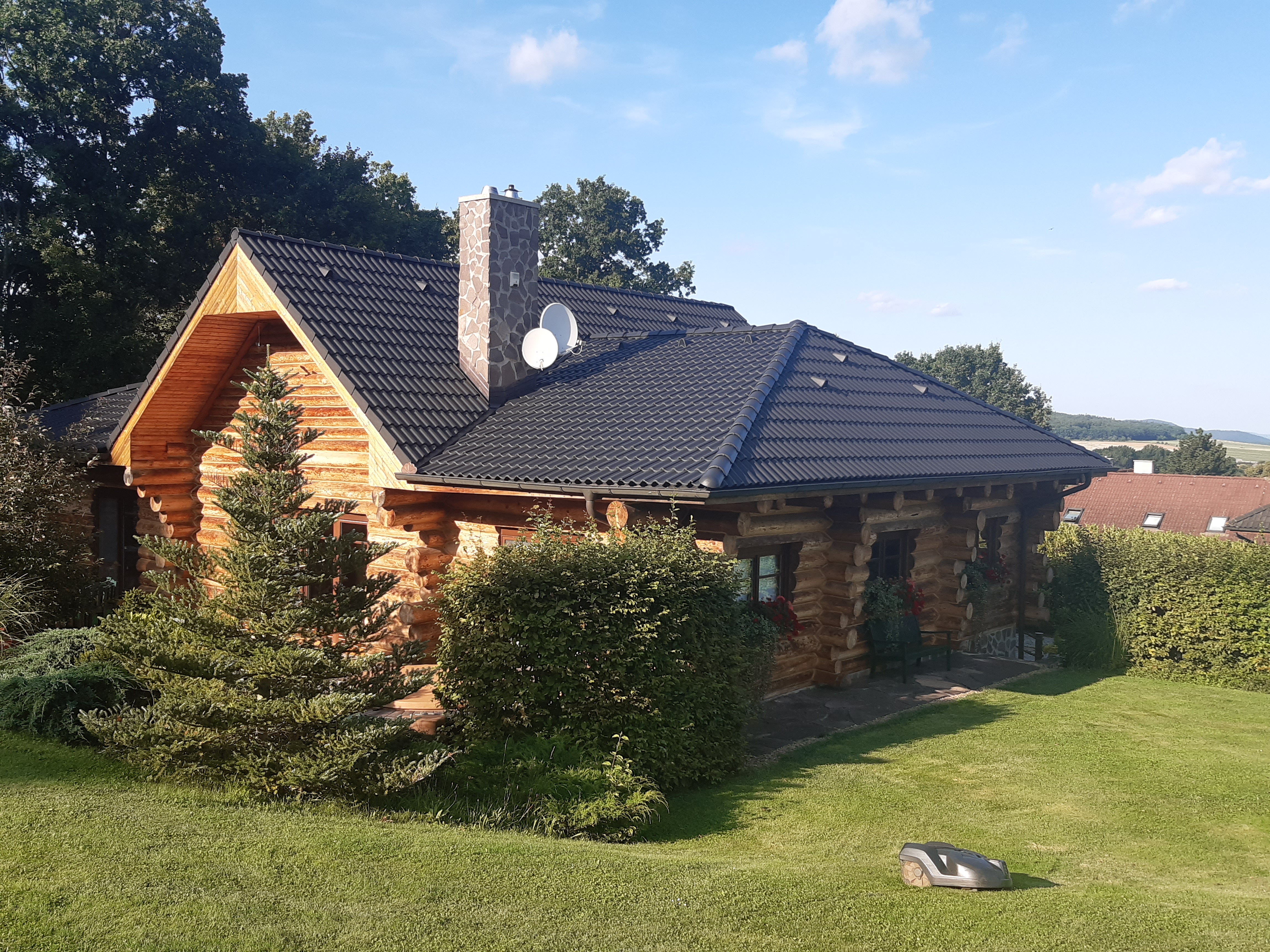 Čištění a&nbsp;nátěry střech, renovační nátěr střechy - některé realizace v letech 2023 - 2024