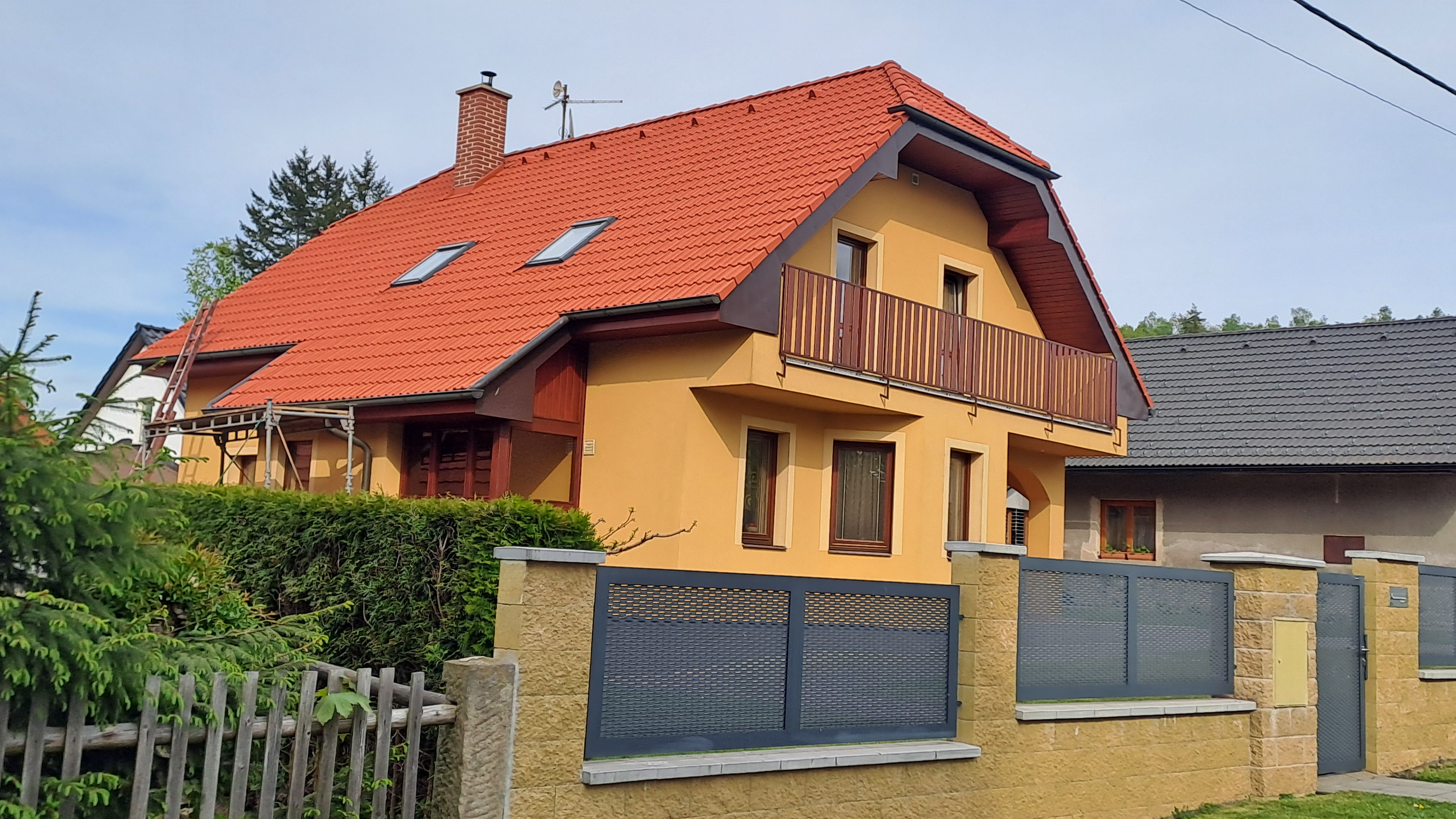Renovační nátěr taškové střechy - Dudín