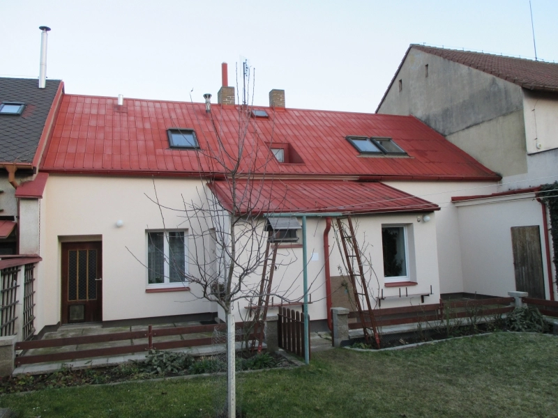 před realizací-Renovační nátěr alukrytové střechy