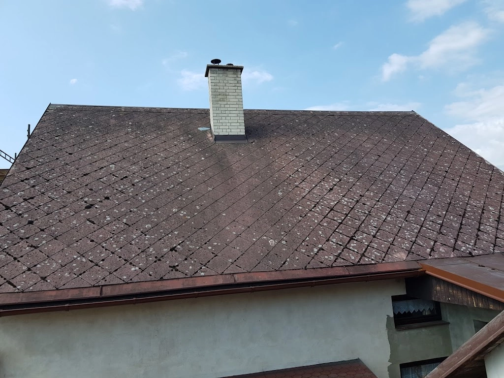 -Renovační nátěr eternitové střechy